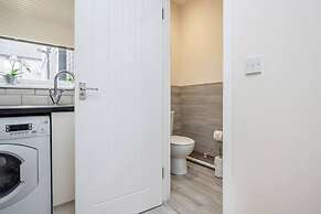 Homely Spaces Apt A, Large Studio W/king, 2guests