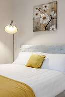 Homely Spaces Apt A, Large Studio W/king, 2guests