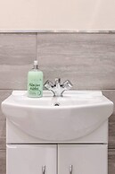 Homely Spaces Apt A, Large Studio W/king, 2guests