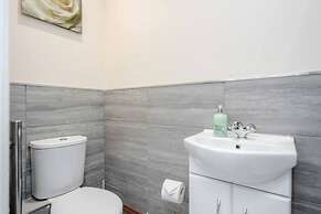 Homely Spaces Apt A, Large Studio W/king, 2guests