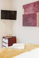 Homely Spaces Apt A, Large Studio W/king, 2guests