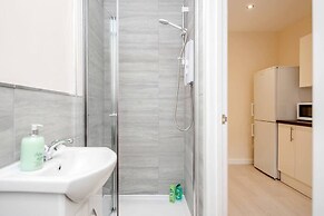 Homely Spaces Apt A, Large Studio W/king, 2guests