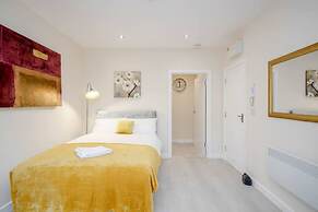 Homely Spaces Apt A, Large Studio W/king, 2guests