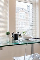 Homely Spaces Apt A, Large Studio W/king, 2guests