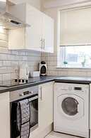 Homely Spaces Apt A, Large Studio W/king, 2guests