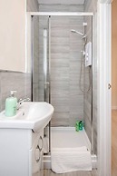 Homely Spaces Apt A, Large Studio W/king, 2guests