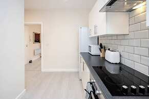 Homely Spaces Apt A, Large Studio W/king, 2guests