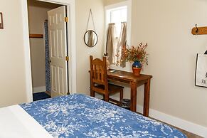 Langridge Lodge Studio Residence by RedAwning