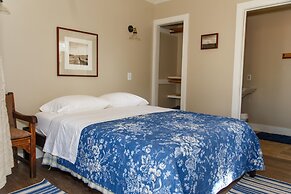 Langridge Lodge Studio Residence by RedAwning