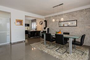 Luxury Secluded Villa w. Pool, Jacuzzi and Garden