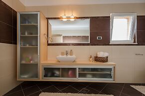 Luxury Secluded Villa w. Pool, Jacuzzi and Garden