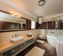 Luxury Secluded Villa w. Pool, Jacuzzi and Garden