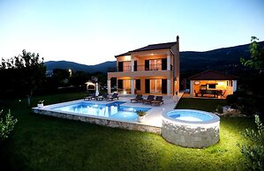 Luxury Secluded Villa w. Pool, Jacuzzi and Garden