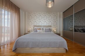 Luxury Secluded Villa w. Pool, Jacuzzi and Garden