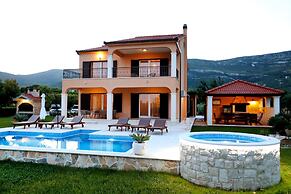 Luxury Secluded Villa w. Pool, Jacuzzi and Garden