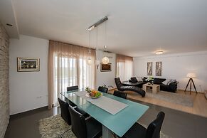 Luxury Secluded Villa w. Pool, Jacuzzi and Garden