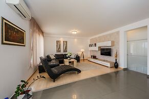 Luxury Secluded Villa w. Pool, Jacuzzi and Garden