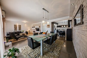 Luxury Secluded Villa w. Pool, Jacuzzi and Garden