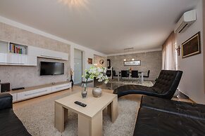 Luxury Secluded Villa w. Pool, Jacuzzi and Garden