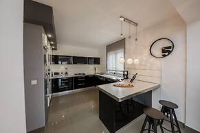 Luxury Secluded Villa w. Pool, Jacuzzi and Garden