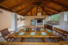 Luxury Secluded Villa w. Pool, Jacuzzi and Garden