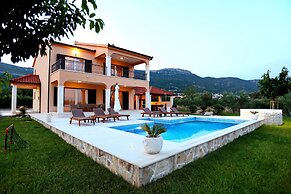 Luxury Secluded Villa w. Pool, Jacuzzi and Garden