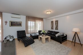 Luxury Secluded Villa w. Pool, Jacuzzi and Garden