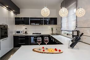 Luxury Secluded Villa w. Pool, Jacuzzi and Garden