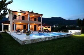 Luxury Secluded Villa w. Pool, Jacuzzi and Garden