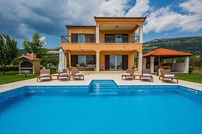 Luxury Secluded Villa w. Pool, Jacuzzi and Garden