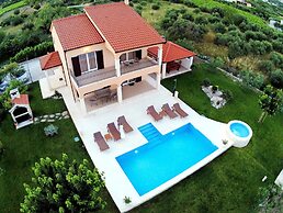 Luxury Secluded Villa w. Pool, Jacuzzi and Garden
