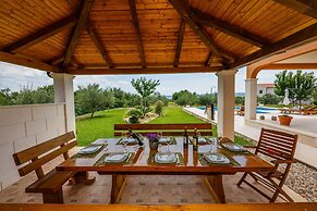 Luxury Secluded Villa w. Pool, Jacuzzi and Garden