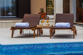 Luxury Secluded Villa w. Pool, Jacuzzi and Garden