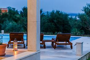 Luxury Secluded Villa w. Pool, Jacuzzi and Garden