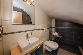 Luxury Secluded Villa w. Pool, Jacuzzi and Garden