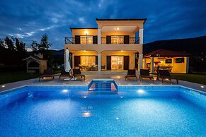 Luxury Secluded Villa w. Pool, Jacuzzi and Garden