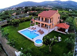 Luxury Secluded Villa w. Pool, Jacuzzi and Garden