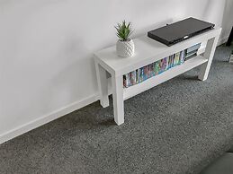 Sleek Stylish Modern Close to Airport