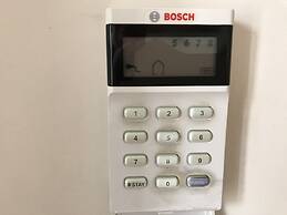 Sleek Stylish Modern Close to Airport