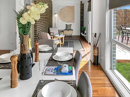 Sleek Stylish Modern Close to Airport