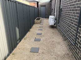 Sleek Stylish Modern Close to Airport