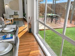 Sleek Stylish Modern Close to Airport