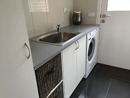 Sleek Stylish Modern Close to Airport