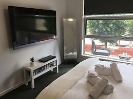 Sleek Stylish Modern Close to Airport