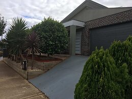 Sleek Stylish Modern Close to Airport