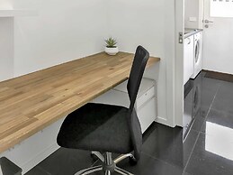 Sleek Stylish Modern Close to Airport