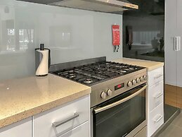 Sleek Stylish Modern Close to Airport