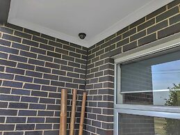 Sleek Stylish Modern Close to Airport