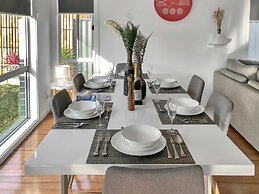 Sleek Stylish Modern Close to Airport