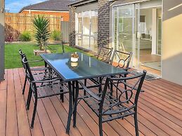 Sleek Stylish Modern Close to Airport